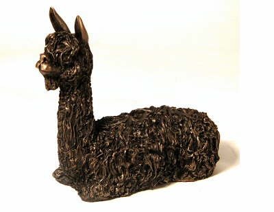 Bronzen alpaca zittend